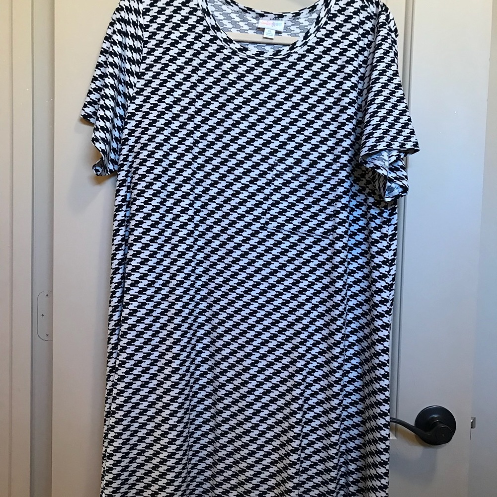 Xl LulaRoe Carly legging material. Houndstooth